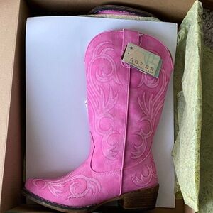 New w/ Tags ROPER Pink Cowboy boots. Size 6.5. Comfy. Could fit size 7.